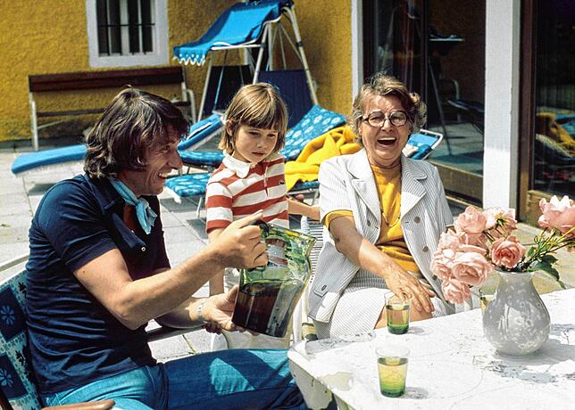 Udo Jürgens 1974 mit seiner Tochter Jenny und seiner Mutter Käthe auf der Terrasse im Garten des elterlichen Hofes in Kärnten.