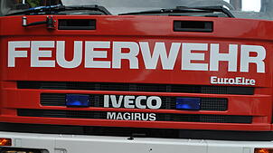 Die Feuerwehr musste am Samstagmorgen den Brand eines unbewohnten Hauses in einem Waldstück auf der Gemarkung Dogern löschen. (Symbolbild)