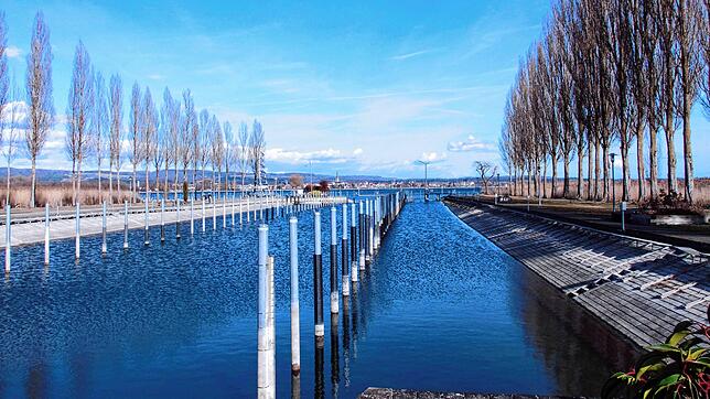 Während der Mooser Hafen in Winterruhe liegt, debattierte der Gemeinderat über die Vergabe frei gewordener Liegeplätze.