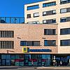 Einkaufen, Arbeiten, Wohnen und Parken kommen an der Reichenaustraße in einem Gebäude zusammen. Das kann einige Vorteile haben &ndash; ...