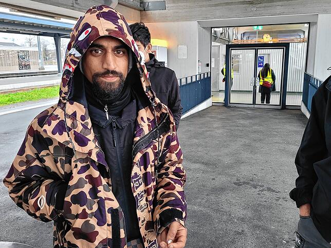 Sulejman, 26 Jahre alt, aus Kabul geflüchtet, steht am Bahnhof Buchs. Die Kontrolle durch die Beamten hat er bereits hinter sich. Nun ...