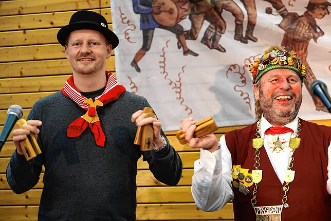 Erste Bewährungsprobe: Zunftpräsident Martin Schäuble (rechts) zeigte sich beeindruckt von den Klepperle-Fähigkeiten des neuen ...