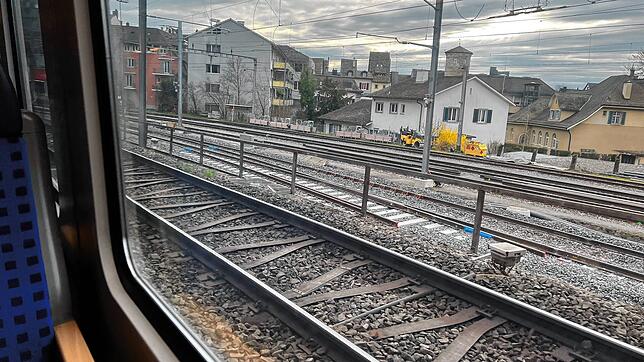 Blick aus dem IRE auf die Gleise am Südkopf des Bahnhofs Schaffhausen, wo bald gebaut wird.