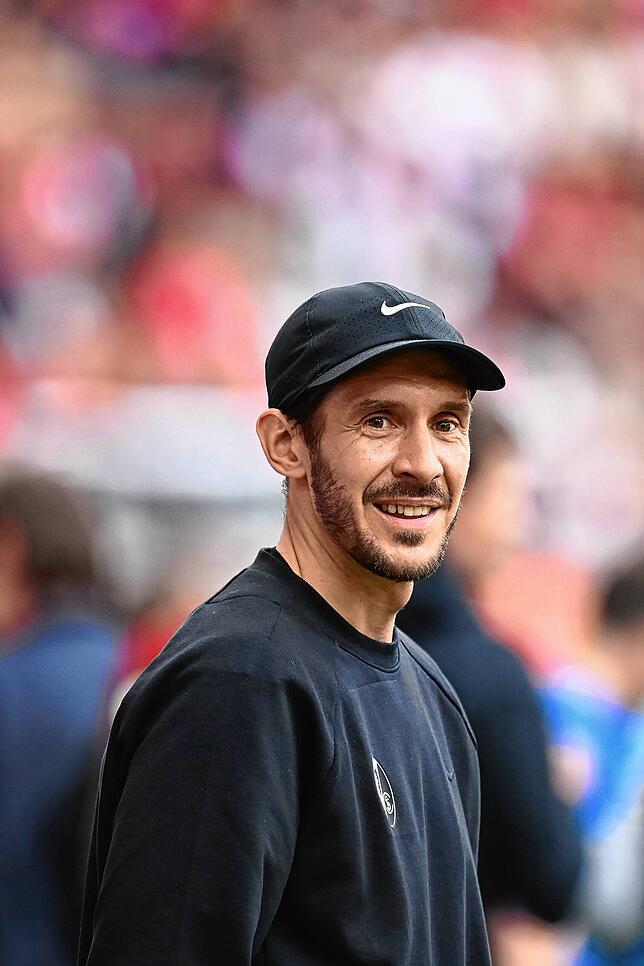 Freiburgs Trainer Julian Schuster vor Spielbeginn.