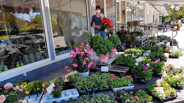Dieses Bild von Juni 2021 ist bereits Vergangenheit: Mirjam Gralke, Inhaberin des Blumenfachgeschäftes &bdquo;Blumen Handwerk&ldquo; ...