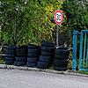 Mehrere alte Autoreifen wurden vor der Kompostanlage Hüfingen entsorgt.