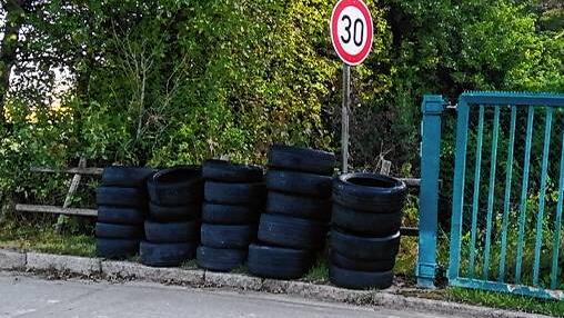 Mehrere alte Autoreifen wurden vor der Kompostanlage Hüfingen entsorgt.