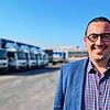 Marius Neininger, Geschäftsführer der Bächle Logistics, steht vor einem Teil des Fuhrparks. Die meisten Laster sind auf der Straße, doch ...