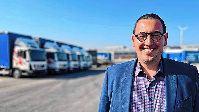Marius Neininger, Geschäftsführer der Bächle Logistics, steht vor einem Teil des Fuhrparks. Die meisten Laster sind auf der Straße, doch ...