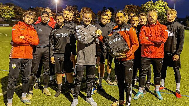 Kamran Yahyaijan (mit Tasche) wurde vom württembergischen Schiedsrichter Alexander Wintermantel für sein Fairplay geehrt.