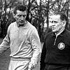 Der junge Stürmer Fritz Walter (links) mit Sepp Herberger, dem damaligen Trainer der Bundesrepublik Deutschland. 61 Länderspiele ...