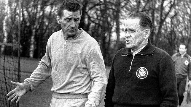 Der junge Stürmer Fritz Walter (links) mit Sepp Herberger, dem damaligen Trainer der Bundesrepublik Deutschland. 61 Länderspiele ...
