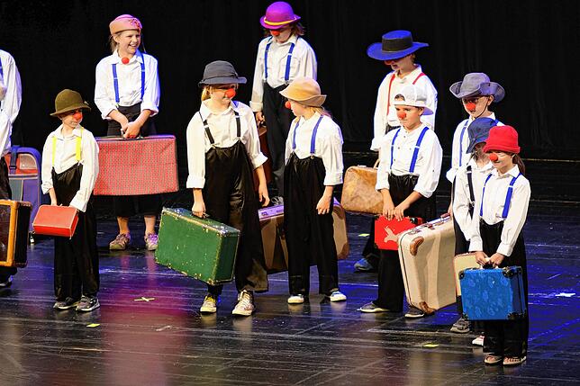Etliche Schulen, darunter die Grundschule Kluftern, waren an der Seehasenrevue „Miteinander um die Welt“ beteiligt. Die ...