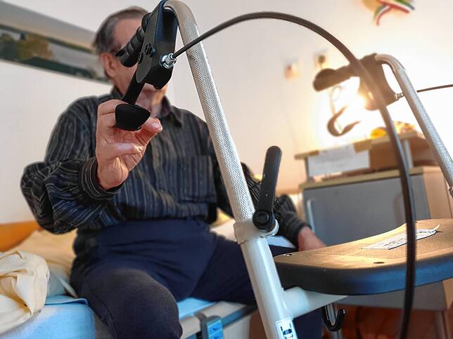 Ein Mann sitzt auf seinem Bett im Altenzentrum der Diakonie in Überlingen. Mit einem Rollator erhält er sich seine Mobilität. Viele ...