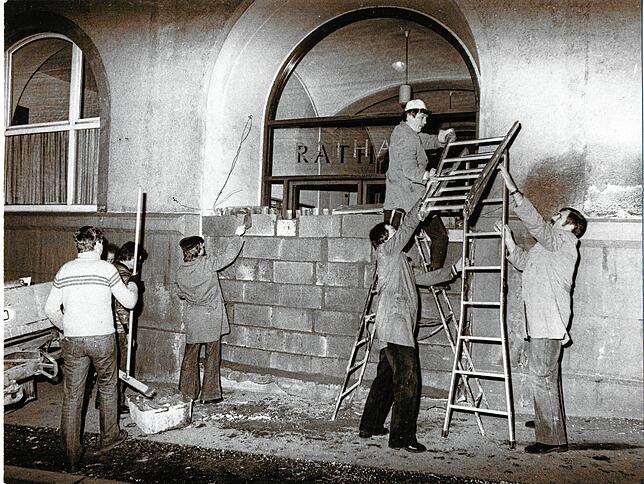 Dieses alte Foto im Radolfzeller Stadtarchiv zeugt vom Streich der Narren im Jahr 1979, als der Eingang zum Rathaus zugemauert wurde.