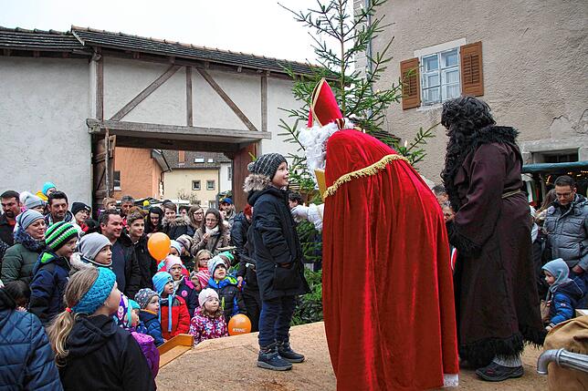 Rege besucht wird der zweitägige Weihnachtsmarkt in Stühlingen, veranstaltet vom Handels- und Gewerbeverein. Besuch vom Nikolaus sowie ...