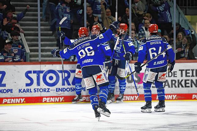 Die Wild Wings bejubeln das 4:0 im sechsten Aufeinandertreffen. Bilder: Dirk salzmann
