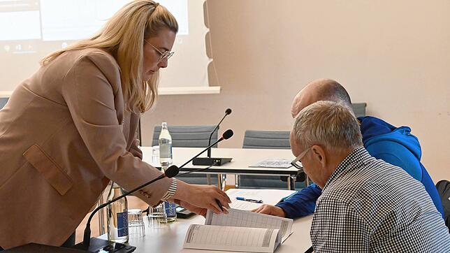 Der Gemeindewahlausschuss von Bodman-Ludwigshafen hat die Liste geprüft und zugelassen. Hier gibt Bianca Mack den Ausschussmitgliedern ...