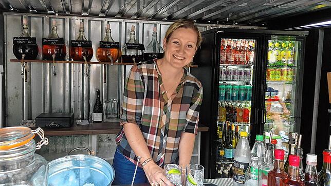 Sam Dilnot und ihr Mann Mike betreiben den Sommer über eine Pop-up-Bar am Kirchplatz.