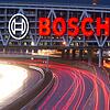 Autos fahren auf der Autobahn A8 unter einer Brücke mit dem Bosch-Logo entlang.