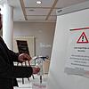 Nicht zu übersehen ist die Tafel und der Spender mit dem Händedesinfektionsmittel am Eingang im Pro Seniore: Residenzleiter Mehrens ...