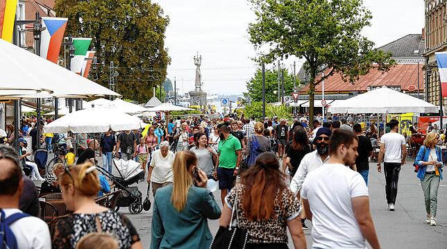 Manche Städte und Regionen leiden unter Tourismus-Mangel, während die typischen Hotspots, wie beispielsweise Konstanz (Foto) nach wie ...