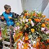 Floristmeisterin Martina Gremer bei der Arbeit in der Blumenhalle, bevor sie am Samstag öffnet.