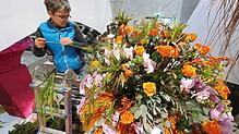 Floristmeisterin Martina Gremer bei der Arbeit in der Blumenhalle, bevor sie am Samstag öffnet.
