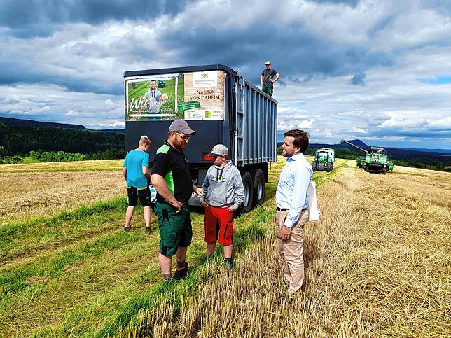 Erstes Treffen auf dem Feld: Rechts Sebastian Lederer, links Stefan Leichenauer.