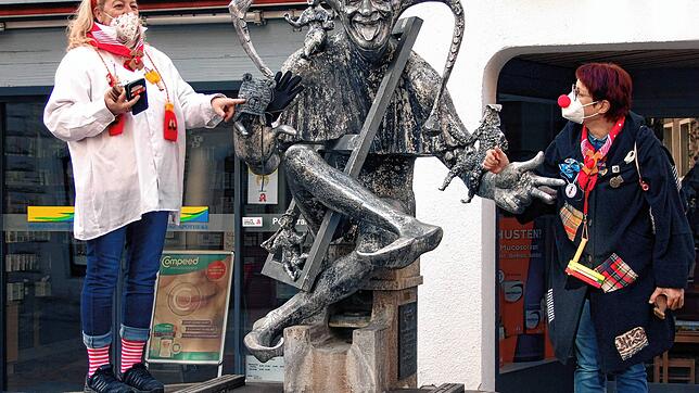 Am Kappedäschle-Brunnen empfangen Sabine Buhl und Nicole Bohner die Kinder zu einer närrischen Stadtrallye.