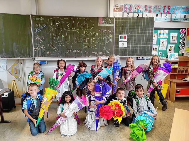 Zwölf Erstklässler starten an der Grundschule Stahringen mit ihrer Lehrerin Frau Wieshoff ins Schulleben.