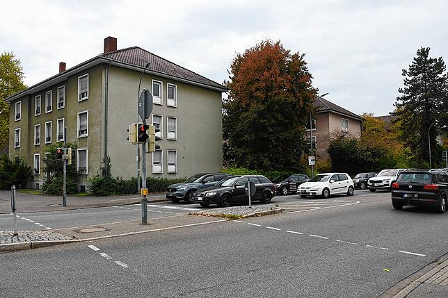 Müssen auch dem Abrissbagger weichen: Die drei Wohnhäuser an der Friedenslinde-Kreuzung entlang der Schaffhauser Straße.