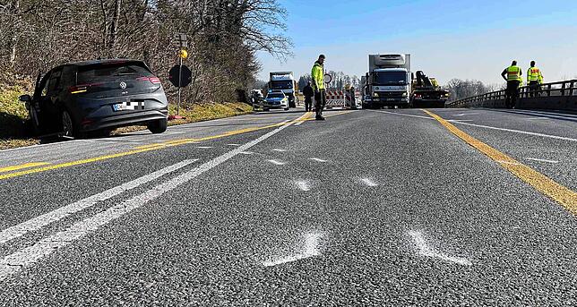 Das Kennzeichen CW lässt vermuten, dass der VW-Fahrer ortsunkundig war und die Stelle, an der er leicht rechts abbiegen musste, nicht ...