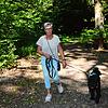 Marion Fetscher mit Schnauzer Eloy beim Spaziergang im Wald bei Hegne. Der Wald soll Erholungsort bleiben, ob das Grillen dort erlaubt ...