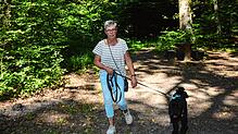 Marion Fetscher mit Schnauzer Eloy beim Spaziergang im Wald bei Hegne. Der Wald soll Erholungsort bleiben, ob das Grillen dort erlaubt ...
