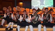 Die Trachtenkapelle Nöggenschwiel hat viele junge engagierte Musiker und Musikerinnen (von links): Jugendleiter Lukas Eckert (goldenes ...