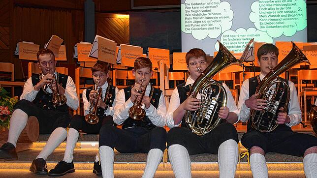 Die Trachtenkapelle Nöggenschwiel hat viele junge engagierte Musiker und Musikerinnen (von links): Jugendleiter Lukas Eckert (goldenes ...