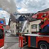Rund 70 Feuerwehrkräfte sind am Montagabend bei einem Hausbrand im Einsatz.