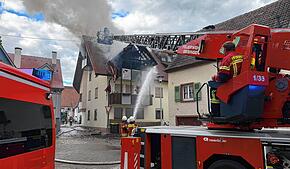 Rund 70 Feuerwehrkräfte sind am Montagabend bei einem Hausbrand im Einsatz.