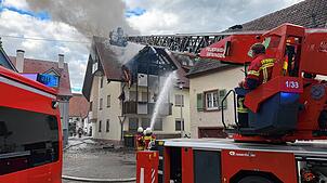Rund 70 Feuerwehrkräfte sind am Montagabend bei einem Hausbrand im Einsatz.