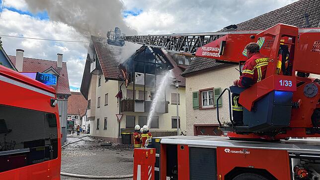 Rund 70 Feuerwehrkräfte sind am Montagabend bei einem Hausbrand im Einsatz.