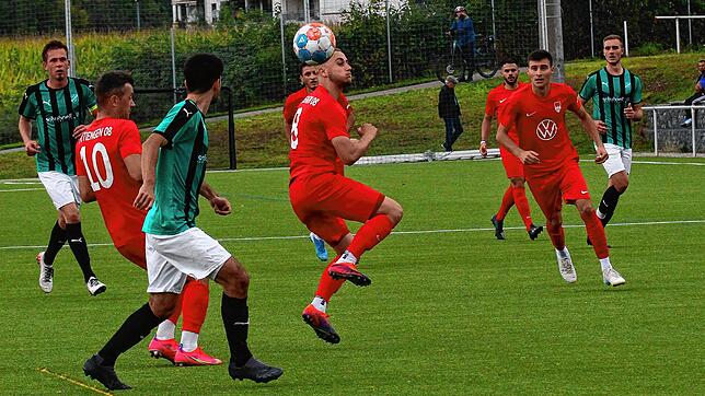 Kopfsache: Der Tiengener Nikita Maul verlängert eine Flanke mit dem Kopf. Links sein Teamkollege Nexhdet Gusturanaj. Am Ende unterlagen ...