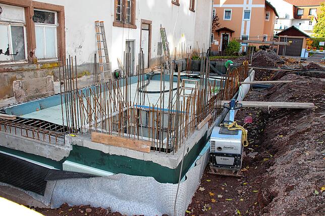 Das Fundament für den später verglasten Anbau an das Gebäude.