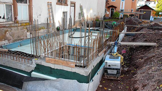 Das Fundament für den später verglasten Anbau an das Gebäude.