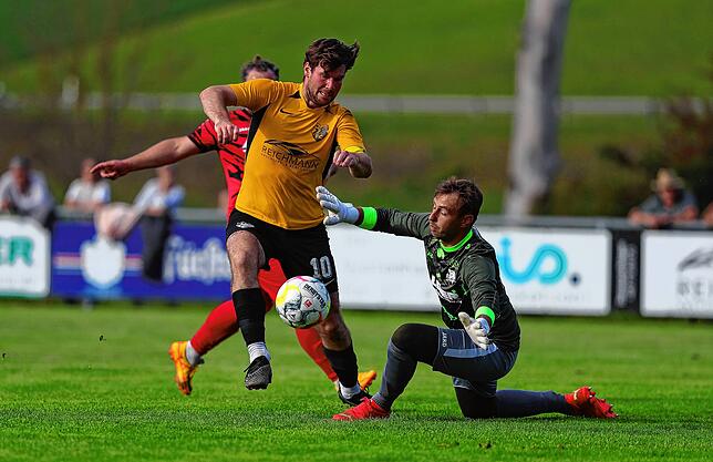 Manuel Huber (gelbes Trikot) vom FC Gutmadingen steht mit seiner Mannschaft nach 15 Spielen auf dem sechsten Tabellenplatz.