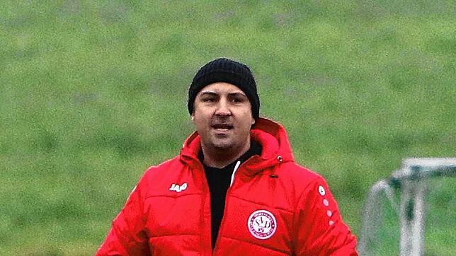 Trainer Thomas Haag und der SV Deggenhausertal freuen sich über den knappen 1:0-Erfolg über die DJK Konstanz.