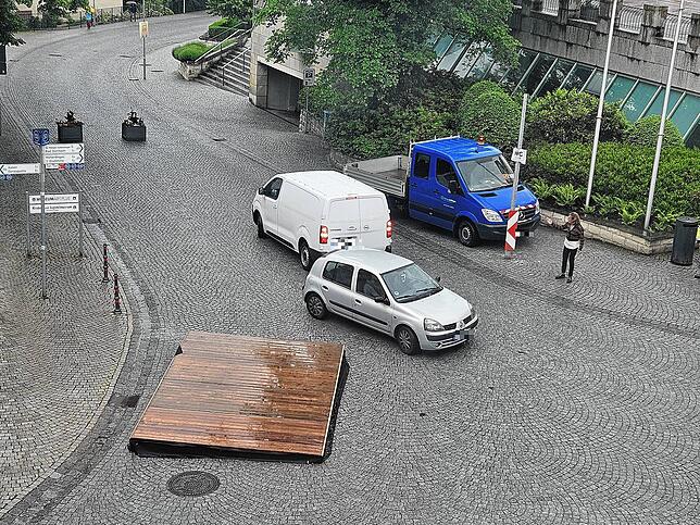 Am Montagvormittag drücken sich ein paar Autos trotz Durchfahrverbot über den Platz vor der Stadtkirche. Die Blumenkübel und die Bühne ...