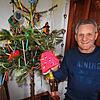 Fasnetsurgestein, VAN-Präsident und Ehrenpräsident des Narrenvereins Mühlhofen Sigi Burgermeister mit seiner selbstgemachten ...
