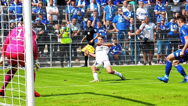 Mit dieser flachen Hereingabe, die zum 1:1-Ausgleich führte, krönte FC 08 Villingens junger Stürmer Leon Albrecht seine starke Leistung ...