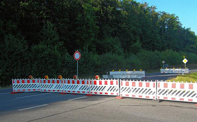 Die Sperrung der L220 bei der nördlichen Ausfahrt der Waldsiedlung ist so aufgestellt, dass sie umfahren werden kann.